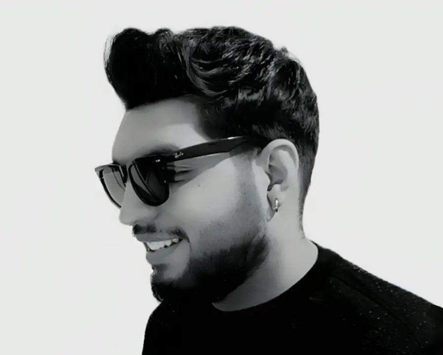 ۳