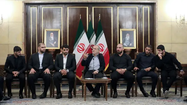پزشکیان: نباید نیروهای علمی و متخصصین را به دلیل یک اظهارنظر از حضور در مراکز علمی و تخصصی محروم کنیم