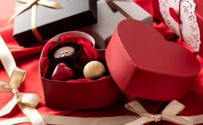 ولنتاین ۱۴۰۴ چه روزی است؟ + ایده‌های کادویی جذاب و تاریخچه این روز عاشقانه