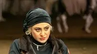ژست متفاوت آزاده صمدی در گالری هنری