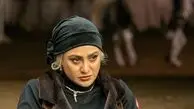 ژست متفاوت آزاده صمدی در گالری هنری