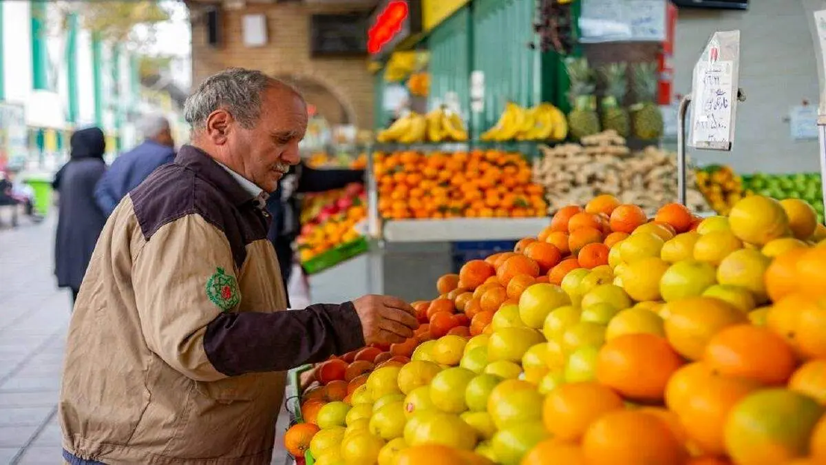 قیمت موز و دیگر میوه‌ها همچنان در بازار تهران بالا و عجیب است!