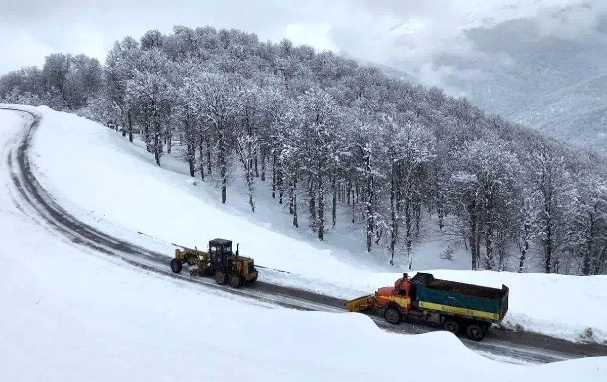 زمستان بی‌رحم در مازندران؛ یخبندان شدید و انسداد راه ۲۰۰ روستا