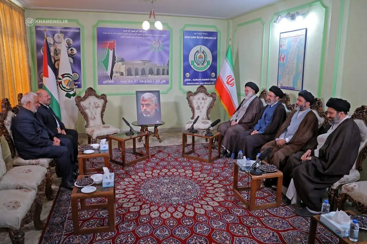 حضور فرزندان حضرت آیت الله خامنه‌ای در دفتر حماس به منظور ابلاغ پیام تسلیت رهبر انقلاب