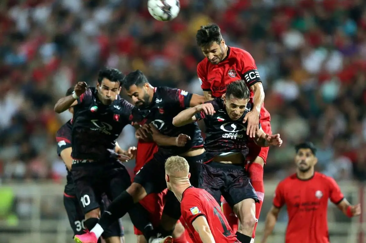شوک به هواداران پرسپولیس؛ مدافع سابق سرخپوشان در آستانه پیوستن به رقیب