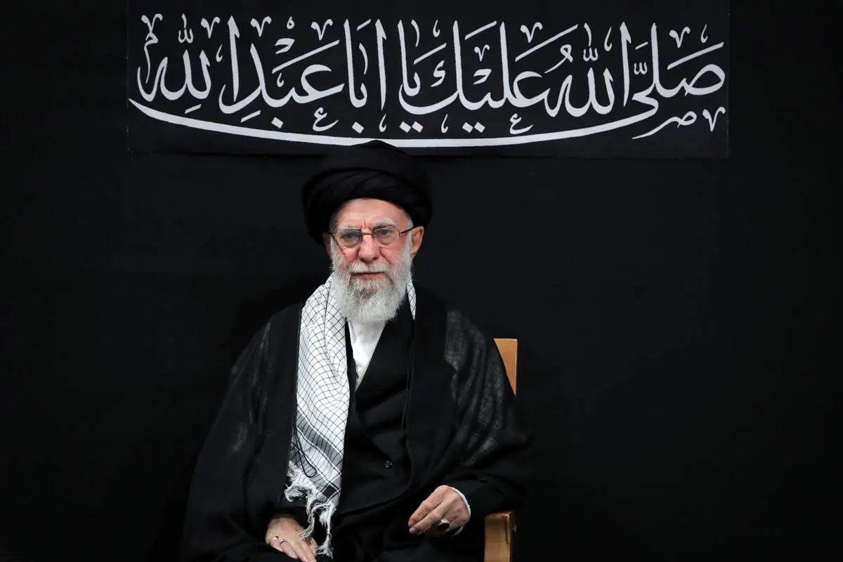 حضور رهبر انقلاب در مراسم عزاداری شب عاشورا در حسینیه امام خمینی