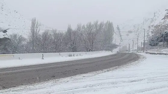 ترافیک سنگین در آزادراه تهران–کرج–قزوین / بارش برف و باران در ۸ استان