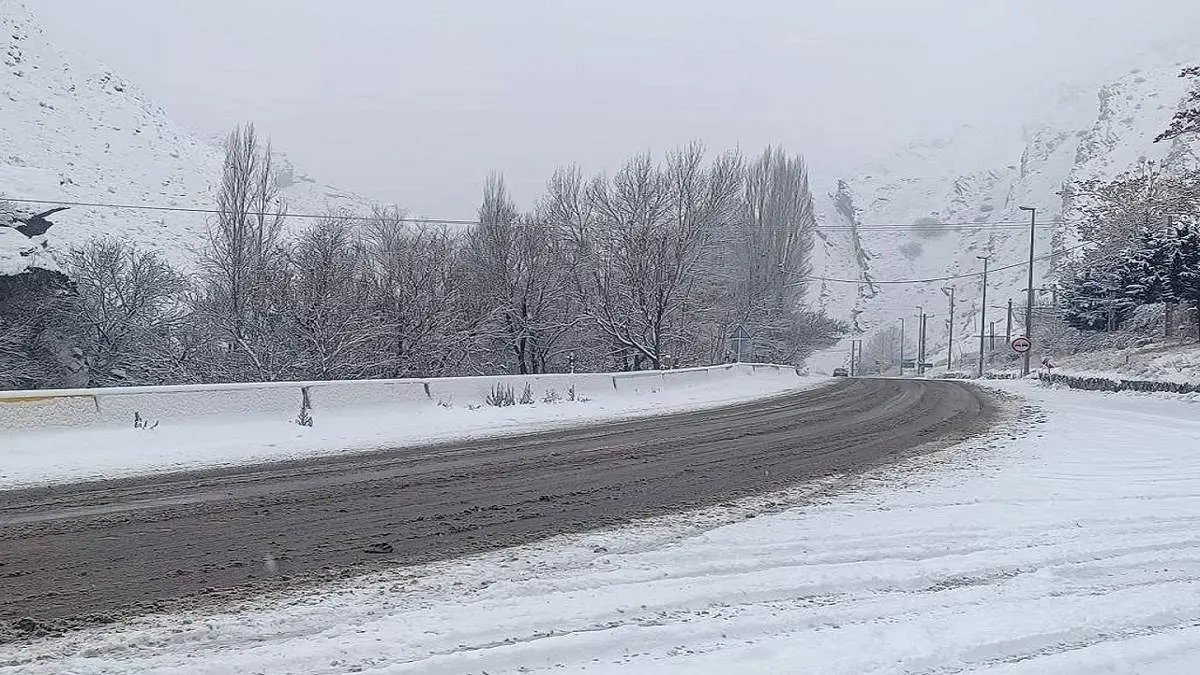 انسداد ۶ محور شریانی و بارش گسترده برف و باران در ۹ استان؛ جاده چالوس بسته است