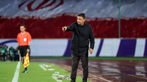 واکنش تند هواداران استقلال به قلعه‌نویی:چرا به پرسپولیس کمک می‌کنی؟