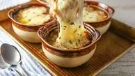 طرز تهیه سوپ پیاز فرانسوی؛ طعمی لذیذ برای روزهای سرد
