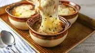 طرز تهیه سوپ پیاز فرانسوی؛ طعمی لذیذ برای روزهای سرد