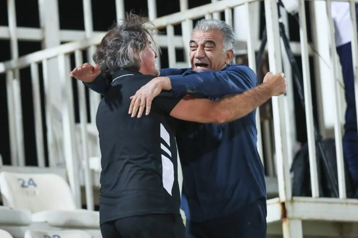 شادی جالب و دیدنی ساپینتو با ستاره استقلال بعد از برد تراکتور