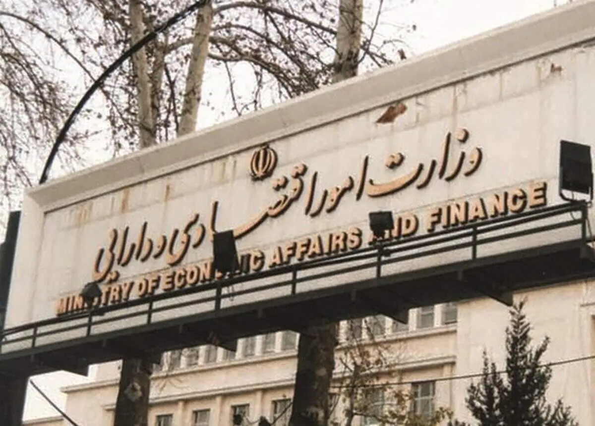 ادعای لو رفتن ۴۰۰ صرافی ایرانی شدت گرفت: وزیر اقتصاد واکنش نشان داد