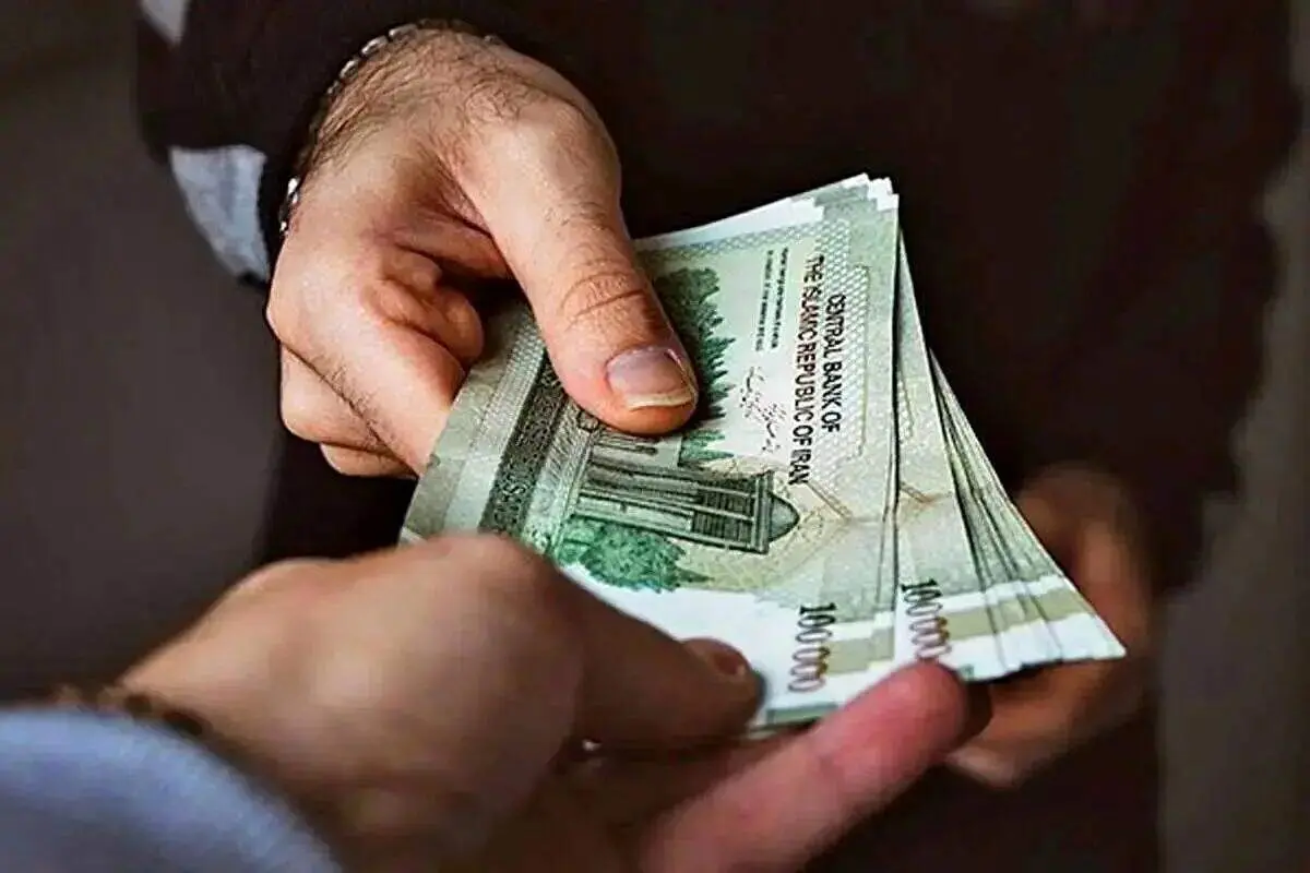 جنجال درباره افزایش حقوق کارگران در سال ۱۴۰۴: آیا دستمزدها دو مرحله‌ای می‌شود؟