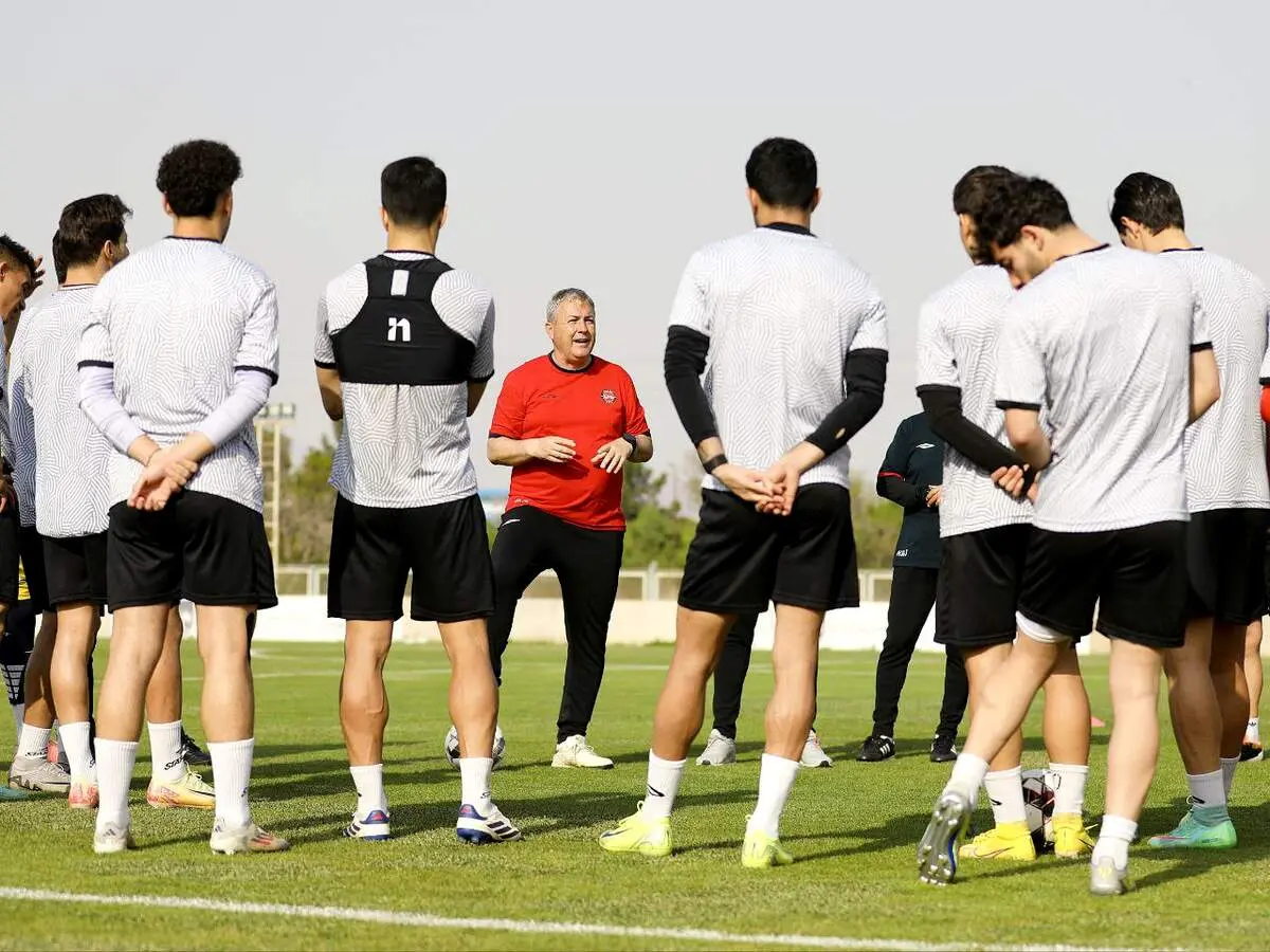 هواداران استقلال و پرسپولیس خشمگین از عملکرد تراکتور در نقل و انتقالات 