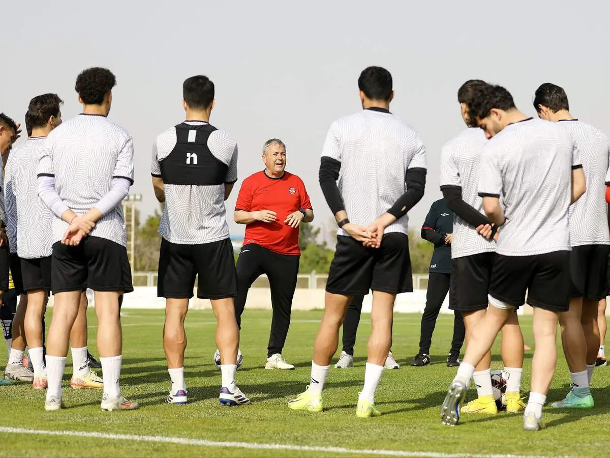 هواداران استقلال و پرسپولیس خشمگین از عملکرد تراکتور در نقل و انتقالات 