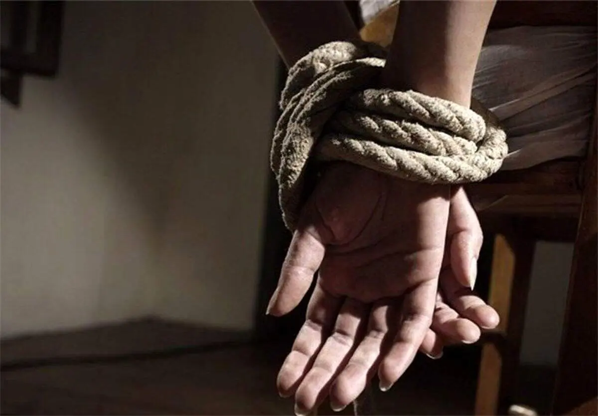 پلیس جوان ۲۳ ساله را از چنگال گروگانگیر تبر به دست آزاد کرد