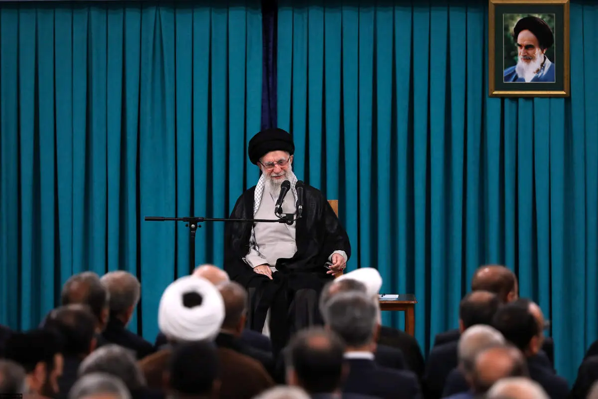 رهبر انقلاب: در مسائل اساسی باید از کشور صدای واحد بیرون بیاید