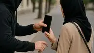 ویدیویی از زورگیری و گوشی‌قاپی از دختری جوان در ستارخان در روز روشن