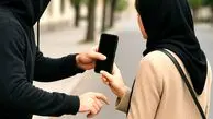 ویدیویی از زورگیری و گوشی‌قاپی از دختری جوان در ستارخان در روز روشن