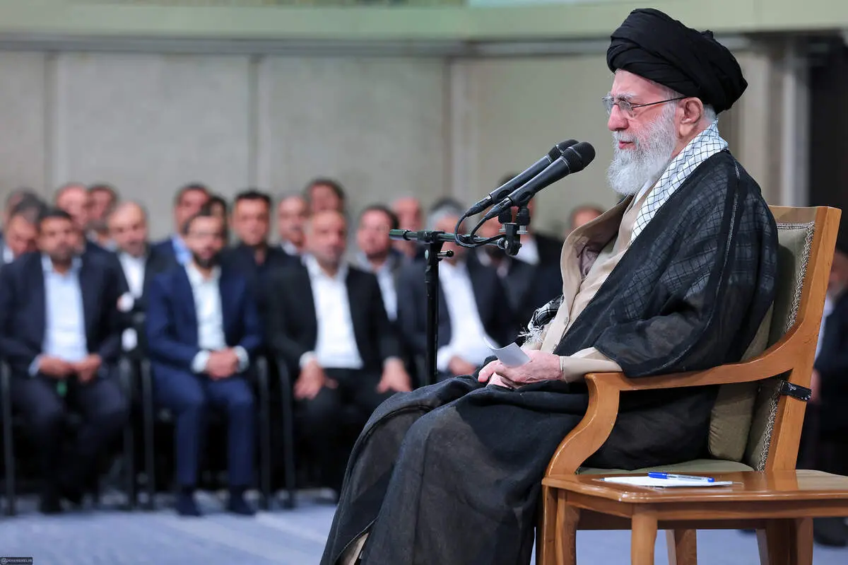 انتقاد رهبر انقلاب از رفع ممنوعیت واردات کالاهای دارای تولید داخل: به ضرر کشور و جامعه کارگری است