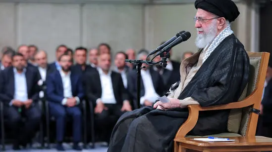 انتقاد رهبر انقلاب از رفع ممنوعیت واردات کالاهای دارای تولید داخل: به ضرر کشور و جامعه کارگری است