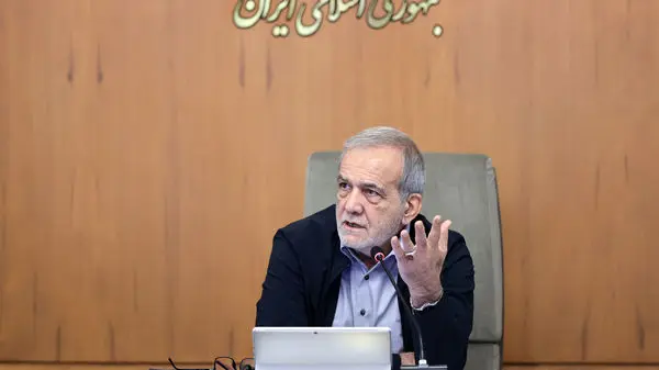 انتقاد دولت از رویکرد برخی برنامه‌های زنده صداوسیما؛ تأکید پزشکیان بر نقد منصفانه و پرهیز از تخریب