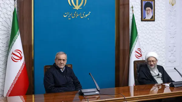 پزشکیان: دولت درگیر یک جنگ تمام‌عیار اقتصادی با دشمن خارجی و برخی ذی‌نفعان رانت ارزی در داخل است