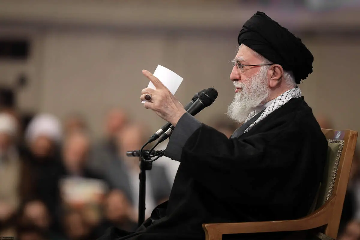 رهبر انقلاب: با معترض حرف می‌زنیم اما با اغتشاشگر حرف زدن فایده‌ای ندارد، اغتشاشگر را باید به جای خودش نشاند