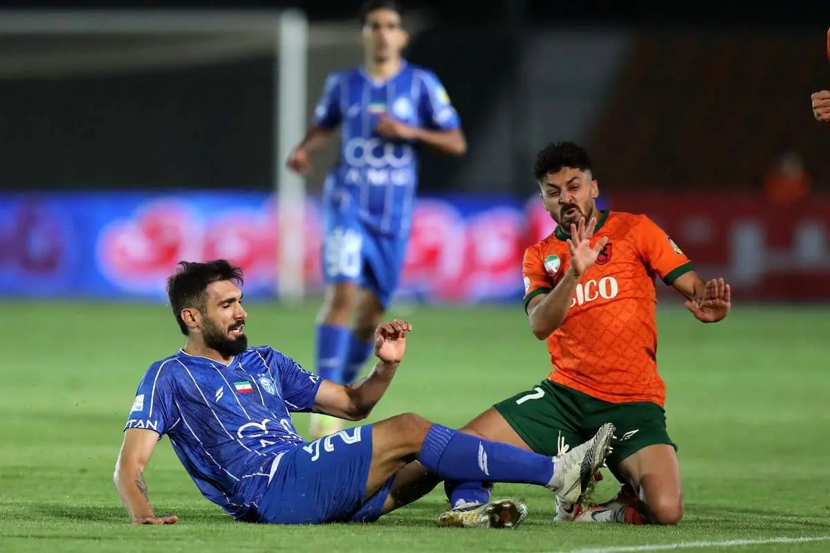 بن‌بست در استقلال: عارف آقاسی به دنبال پیراهن قرمز است!