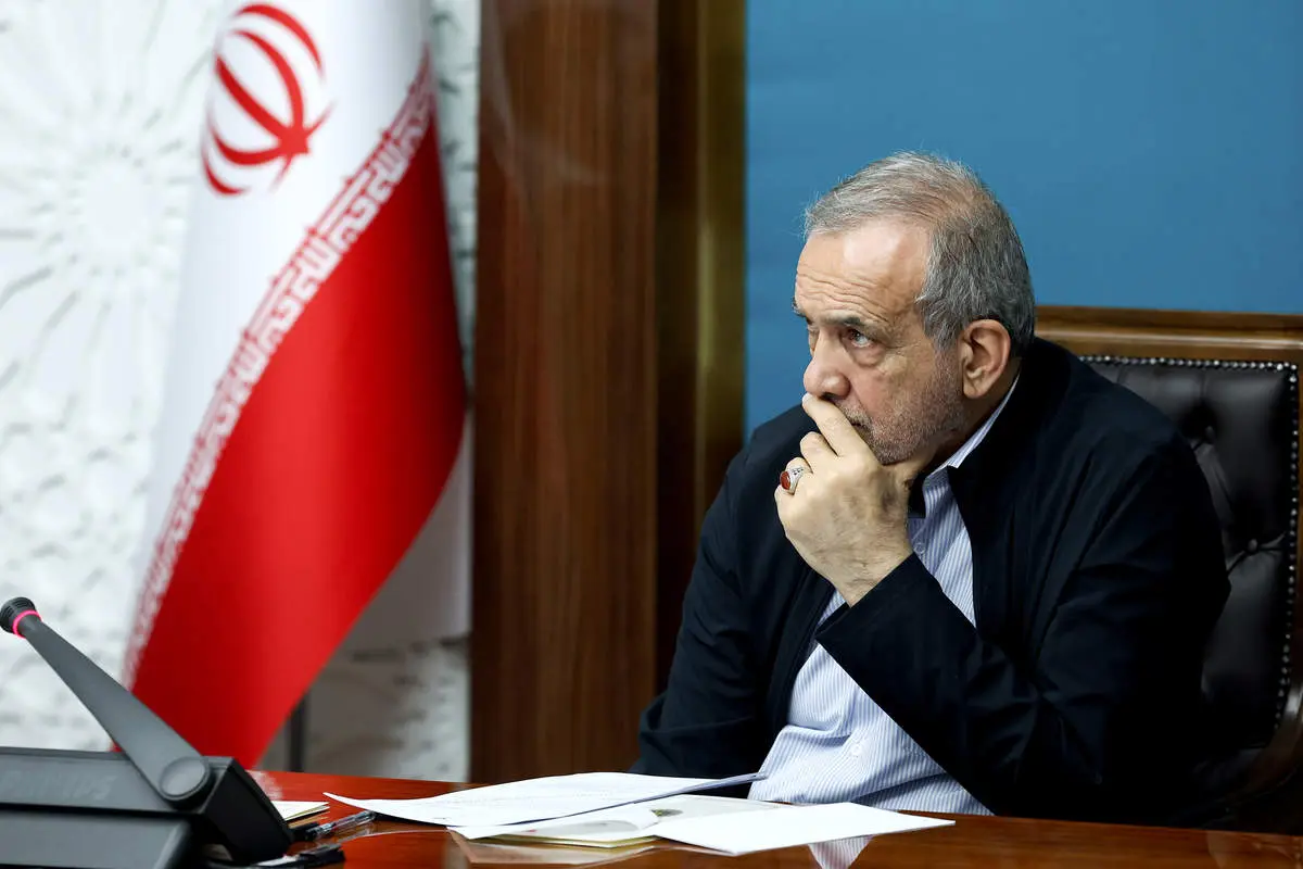 انتقاد و تذکر پزشکیان به وزارت نیرو؛ اعمال محدودیت در مصرف برق از دفاتر دولت شروع میشود