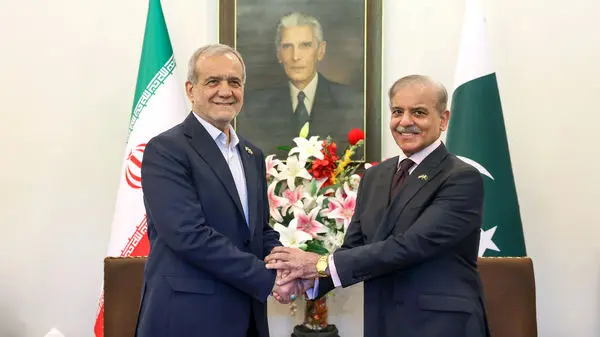 پزشکیان در گفت‌وگوی زنده: حتی زندانیان سیاسی هم برای دفاع از ایران پای کار آمدند