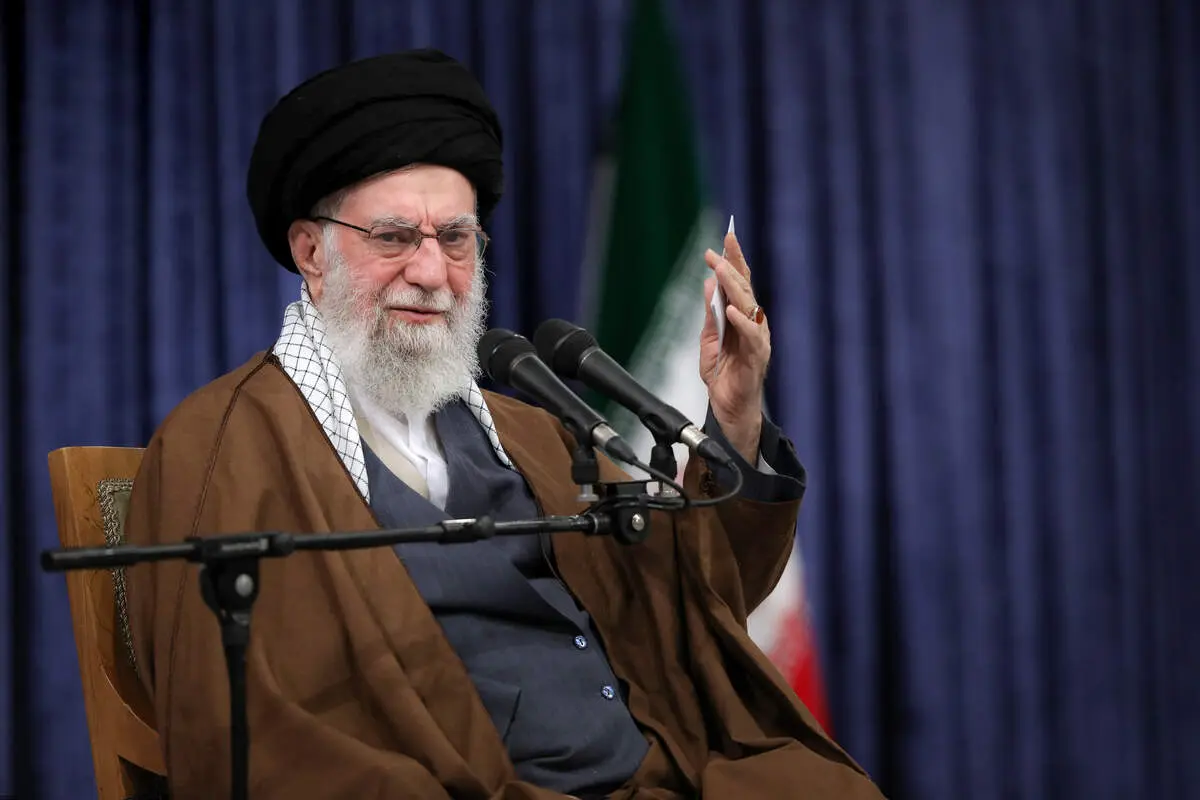 رهبر انقلاب: رئیس جمهور آمریکا اگر توانایی دارد میلیون‌ها نفری که علیه او شعار می‌دهند را آرام کند