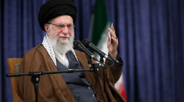 رهبر انقلاب: رئیس جمهور آمریکا اگر توانایی دارد میلیون‌ها نفری که علیه او شعار می‌دهند را آرام کند
