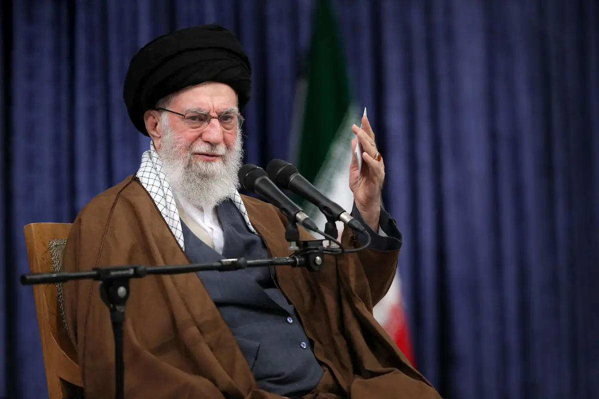 رهبر انقلاب: رئیس جمهور آمریکا اگر توانایی دارد میلیونها نفری که علیه او شعار میدهند را آرام کند