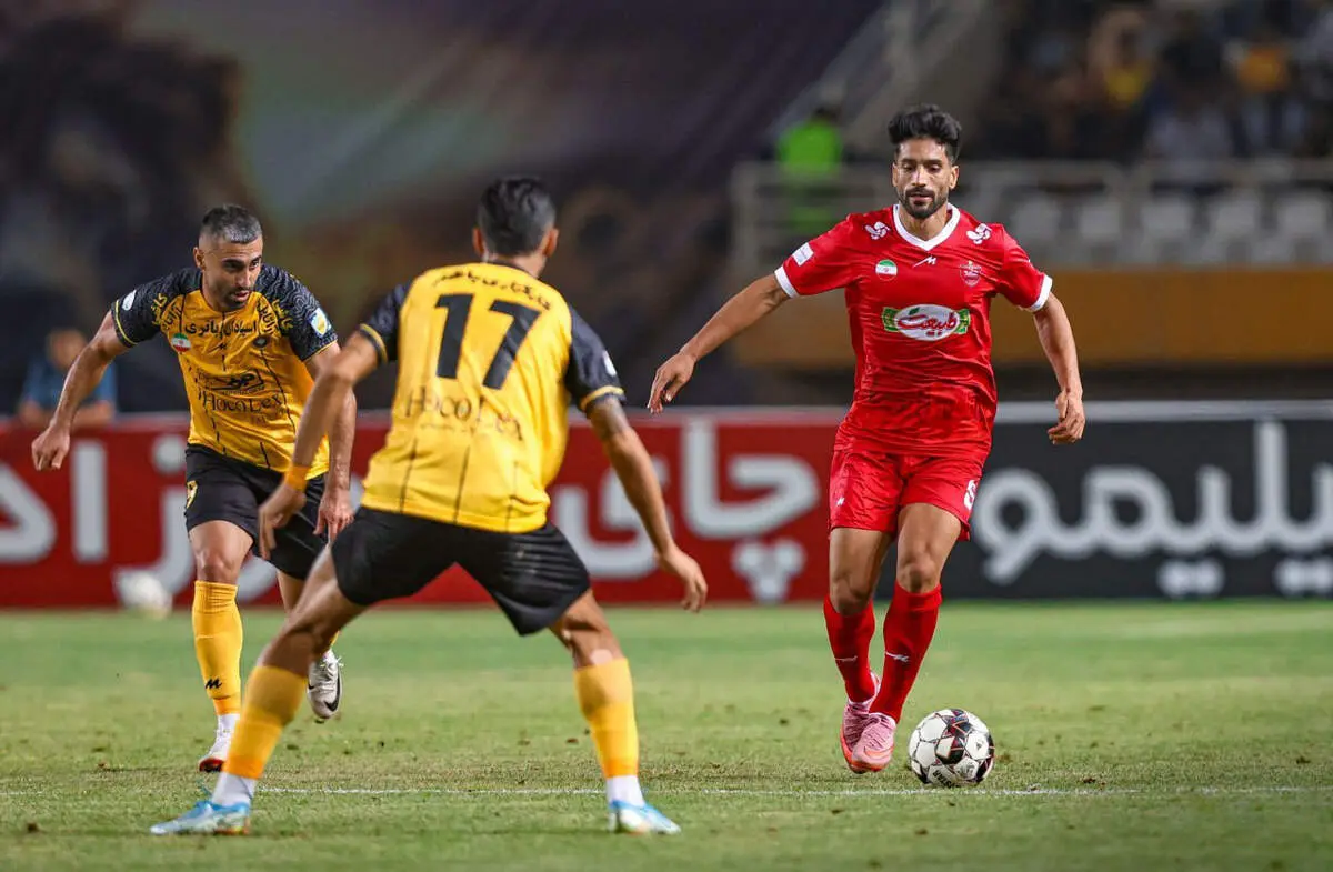 داوری پرحاشیه در جدال پرسپولیس و سپاهان؛ صحنه‌های مشکوک جنجال‌دردسرساز شدند