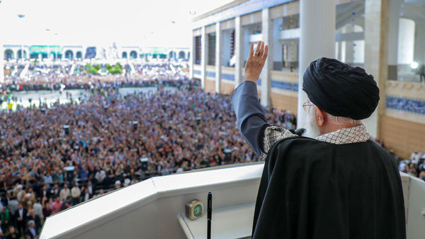 اعطای نشان فتح به سردار حاجی‌زاده توسط فرمانده کل قوا