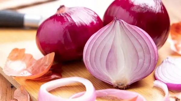 حقیقت قرار دادن پیاز در کف پا / ادعای سم‌زدایی زیر تیغ علم + هشدارهای مهم