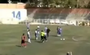 عجیب و باورنکردنی: مادر پس از اخراج فرزندش توی گوش داور زد!