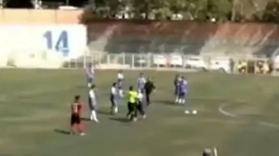 عجیب و باورنکردنی: مادر پس از اخراج فرزندش توی گوش داور زد!