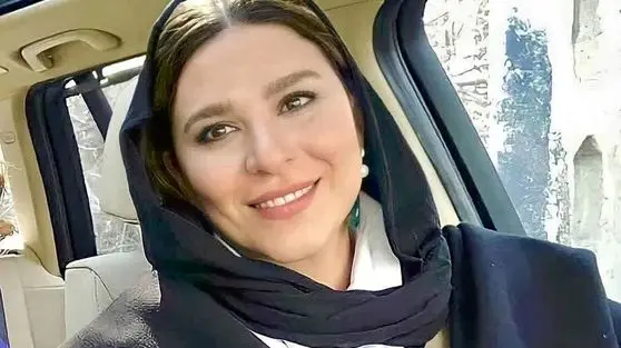 سحر دولتشاهی با تیپ بهاری در کوچه‌های تهران