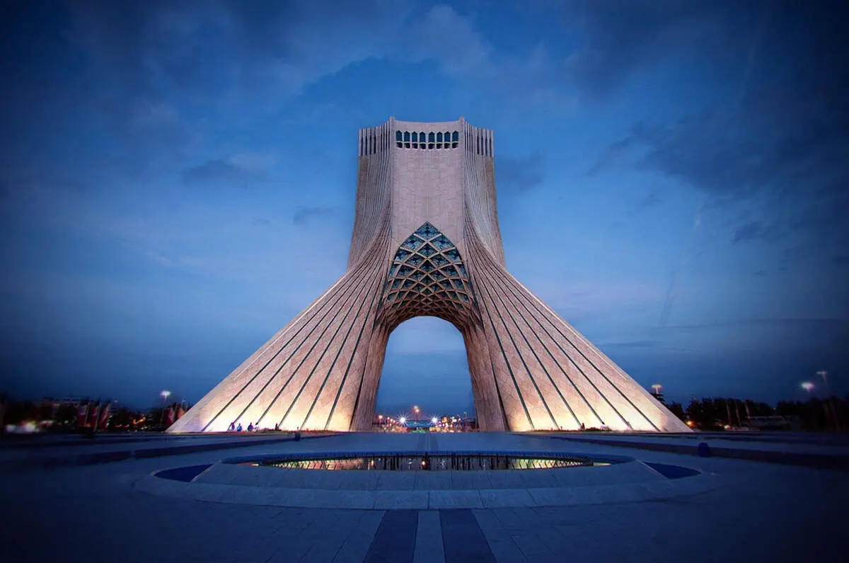 کنسرت در آزادی؛ اعتراض تند نماینده قم به دولت: مردم برق ندارند، شما ساز می‌زنید؟