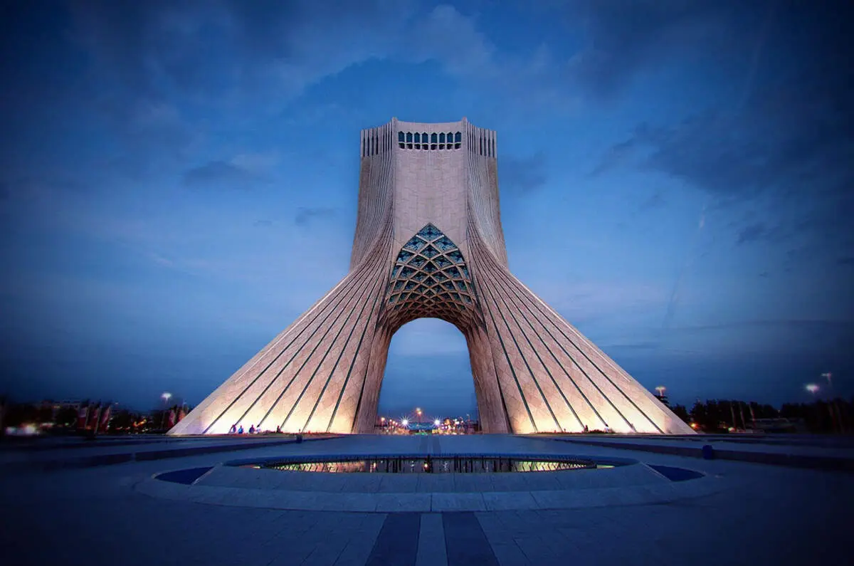 کنسرت در آزادی؛ اعتراض تند نماینده قم به دولت: مردم برق ندارند، شما ساز می‌زنید؟