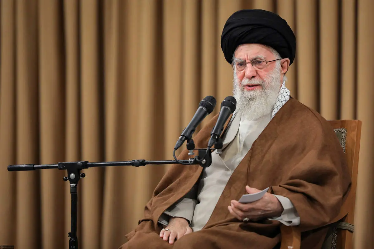 پیام معنادار: تصویری از آیه‌ای که بالای سر رهبر انقلاب نصب شده بود