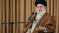 پیام معنادار: تصویری از آیه‌ای که بالای سر رهبر انقلاب نصب شده بود