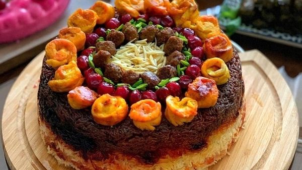 پیراشکی گوشت با سیب‌زمینی: طرز تهیه سریع و خوشمزه