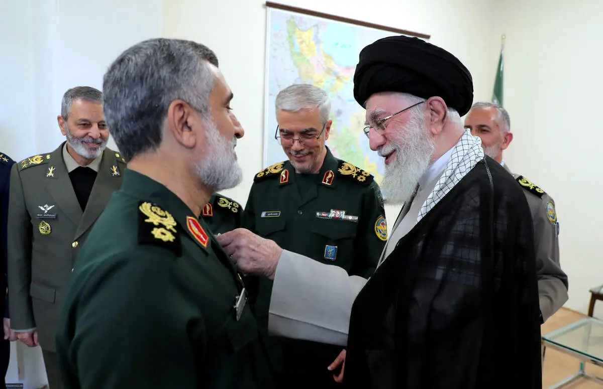 اعطای نشان فتح به سردار حاجی‌زاده توسط فرمانده کل قوا