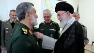 اعطای نشان فتح به سردار حاجی‌زاده توسط فرمانده کل قوا