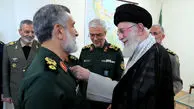 اعطای نشان فتح به سردار حاجی‌زاده توسط فرمانده کل قوا