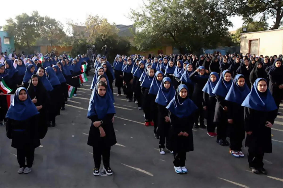 
سقوط وحشتناک یک دانش‌آموز از طبقه چهارم مدرسه
